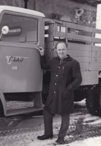 70. léta - ČSAD, pamětník u nákladního auta, blíže nedatováno