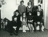 Pamětník Jiří Kvapil na fotografii vpravo nahoře se sourozenci
