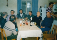 Pamětník Jiří Kvapil na fotografii vpravo při setkání s kněžími ze západního Německa a z Francie (Mission de France) v Maďarsku u Balatonu v roce 1987 nebo 1989