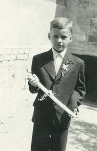 Pamětník Jiří Kvapil po prvním svatém přijímání