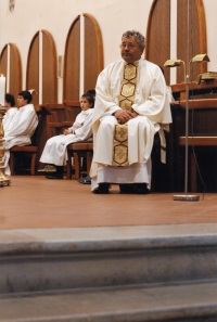 Jiří Kvapil celebrating a western rite mass in the Church of the Immaculate Conception in Olomouc