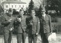 Pamětník Jiří Kvapil vpravo na fotografii z vojenské školy v Popradu 9. května 1970