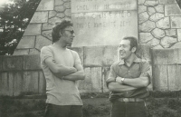 Pamětník Jiří Kvapil s knězem a skautem Václavem Divišem pod sochou Jindřicha Šimona Baara u Klenčí pod Čerchovem