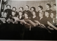 Dívčí komorní sbor 1956 (pamětnice druhá zleva)