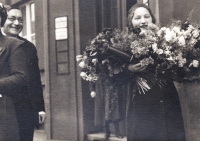 Maminka Jana Hlacha po promoci na právnické fakultě (r. 1937)