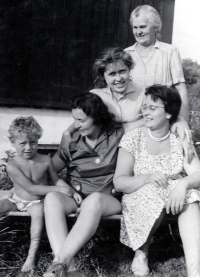 Miroslava Šmuková ve skupince uprostřed. Vpravo teta Jiřina Jelínková vězněná v 50. letech za pomoc politickým vězňům ve věznici v Ostravě-Heřmanicích. Snímek přibližně z roku 1961