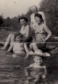 Miroslava Šmuková ve skupince vlevo dole. Vpravo s brýlemi teta Jiřina Jelínková vězněná v 50. letech za pomoc politickým vězňům ve věznici v Ostravě-Heřmanicích. Snímek z řeky Čeladenky ve Frýdlantu nad Ostravicí přibližně z roku 1963