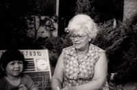 Teta Miroslavy Šmukové jménem Jiřina Jelínková, odsouzená v 50. letech za pomoc politickým vězňům ve věznici v Ostravě-Heřmanicích. Děvče na snímku přibližně z roku 1981 je dcera Miroslavy Šmukové Jana