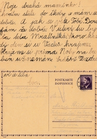 Ukázky korespondence s maminkou pamětnice, tou dobou vězněné v internačním táboře ve Svatobořicích na Moravě