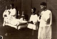 Pamětník druhý z prava, 1947, kostel sv. Václava, Praha-Vršovice, snímek z primice