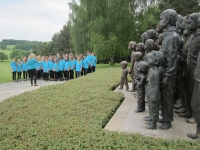 Pěvecký sbor před pomníkem k uvítání návštěvy slovenského prezidenta Andreje Kisky v Lidicích (10. června 2015)