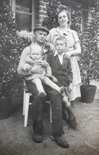 Se starším bratrem a rodiči