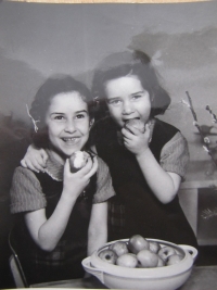 Se sestrou Danou, 1954