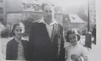 S tatínkem a sestrou na procházce, 1957