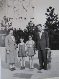 S rodinou u Stalinova pomníku na Letné