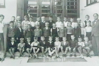 1. třída v Chocni, 1937 (pamětník sedí třetí zleva)
