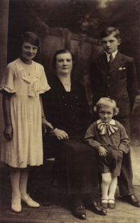 Grandma Holendová with Jiří and his siblings. 1936.