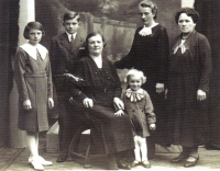 Babička Holendová a babička Volfová s Jiřím a jeho sourozenci, 1936