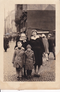 Zdeněk s babičkou, prababičkou a bratrem