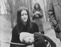 Výstava nezávislých umělců v Uničově v roce 1982, manželka pamětníka Hanka Pelikánová se synem