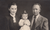 Marcela Míková s rodiči Vlastou Peštovou a Bohumilem Peštou, 1943
