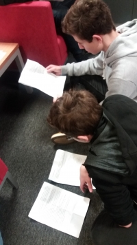 Poslední přípravy před natáčením v rozhlase, Dominik a Tomáš si projíždějí své „party“