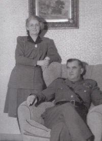První společné foto rodičů po návratu z války, podzim 1945