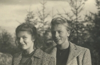 Jarmila s kamarádkou Alenou, která vítala Němce