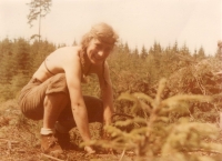 Věra Náhlíková na trampské brigádě sázení stromků na Vysočině (květen 1984)