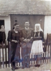 Marie v „panských šatech" vlevo