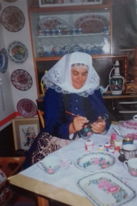 Marie při práci na malování keramiky, 80. léta