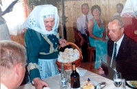 Slavnost k udělení titulu Vesnice roku, Marie rozdává speciální pečivo „milosti", 2007