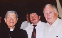 Vladimír Bílík (vpravo) s nunciem Giovanni Coppou; pamětník zajištoval předání broušeného skla při návštěvě nuncia na Slovanském hradišti v Mikulčicích