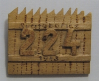 Dřevěná brož s matčiným registračním vězeňským číslem, 1944