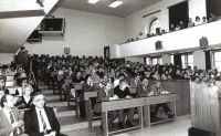 Z návštěvy ministra školství Ladislava Adama na VŠSE v Plzni, který Jiřího jmenoval docentem, 1. února 1990