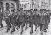 Tatínek Evy Tůmové (první zprava) při defilé na slavnostní přehlídce, 17. května 1945