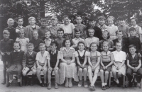 Foto její první třídy; Eva Tůmová nastoupila v r. 1954 jako učitelka na školu Na Mazance v Kobylisích