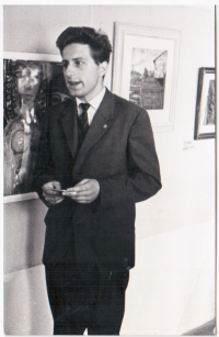 Václav Soldát zahajuje výstavu obrazů v Mariánských Lázních (1963)