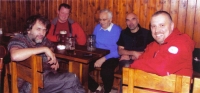 Při jednom z pravidelných setkání se studenty Revolučního výboru VŠSE v Českém Krumlově; zleva: Leoš, Jan, Jiří, Martin a Karel, 20. dubna 2013
