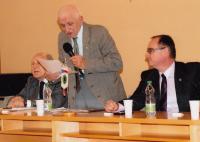 JUDr. Jan Decker (předseda Svazu PTP), Vladimír Syrový, Ing. Roman Línek -  členská schůze Okresního klubu PTP, Pardubice, 14. 1. 2015