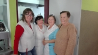 Marcela Míková při návštěvě Gymnázia Příbram s kuchařkami z místní jídelny