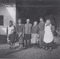 Anna Sedláková s rodinou na statku Tis ve 40. letech
