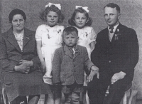 S rodinou a sourozenci v roce 1946 (okopírováno)