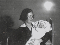 Marie Vanická se synem Bohuslavem v roce 1928
