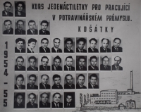 Školní tablo Kurz jedenáctiletky pro pracující v Košátkách 1954/55, Bohuslav Vokoun je v druhé řadě odspodu, první zprava