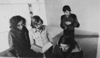 Dokumentování křížové cesty Mikuláše Medka v kostele svatého Josefa v Senetářově v roce 1976, zleva Vít Pelikán, Rostislav Valušek, Petr Mikeš a Ivoš Škvařil