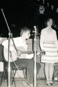 Marek Šlechta při hudebním vystoupení v Praze, rok 1982.