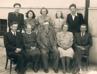 Rodina v roce 1946 - babička s dědou, Zdeněk Janík vlevo nahoře 