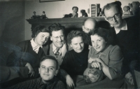 Setkání se spolužáky z gymnázia, Zdeněk s manželkou vlevo v objetí