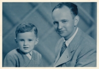 Zleva: Bratr pamětníka s otcem